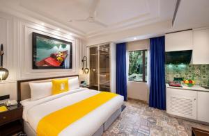 Un dormitorio con una cama grande y un baño. en Bloom Boutique l GK1, en Nueva Delhi