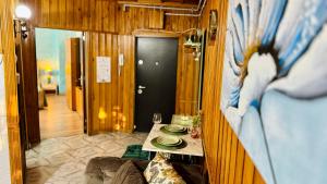 een woonkamer met een tafel en een tafel sidx sidx sidx bij SHoliday 1 Bedroom Balcony &Free Parking in Timişoara +104 foto's