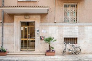 a bike parked in front of a building at Interamna House, intero appartamento exclusive use in Terni