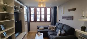 a living room with a blue couch and a window at Casa Del Beso in Luarca
