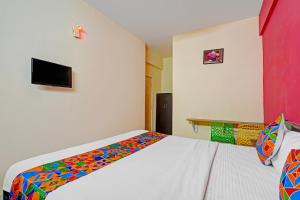 Un dormitorio con una cama con una manta colorida. en Via SLV Suites, en Bangalore 16 fotos más