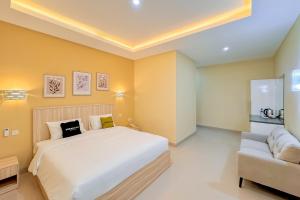 Ένα ή περισσότερα κρεβάτια σε δωμάτιο στο Urbanview Griya Esti Siliwangi Semarang