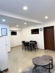 TV a/nebo společenská místnost v ubytování Flat in Bak'uriani