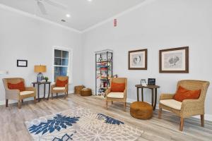 Χώρος καθιστικού στο 4BR Townhouse with Golf View in Ocean Isle Beach