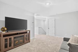 Μια τηλεόραση ή/και κέντρο ψυχαγωγίας στο 4BR Townhouse with Golf View in Ocean Isle Beach