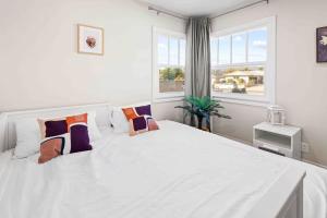 En eller flere senge i et værelse på Charming Modern Escape with Outdoor Living