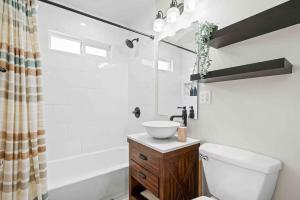 Et badeværelse på Charming Modern Escape with Outdoor Living + 46 billeder