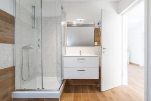 une salle de bain avec lavabo et douche dans l'établissement Apartment Ivana near the beach, à Otočić Ošjak