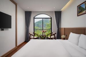 Un pat sau paturi într-o cameră la The Sun Tam Coc Hotel
