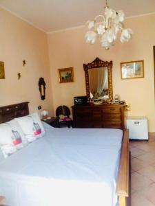 Ένα ή περισσότερα κρεβάτια σε δωμάτιο στο Villa San Patrick Elegant