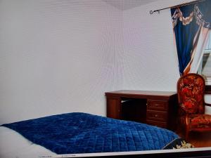 une chambre avec un lit, un bureau et une chaise dans l'établissement Piran Beach Apartment, à Piran