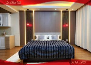 Un dormitorio con una cama grande con dos almohadas. en LoveNest UB, en Ulán Bator