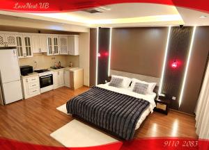 Un dormitorio grande con una cama y una cocina. en LoveNest UB, en Ulán Bator