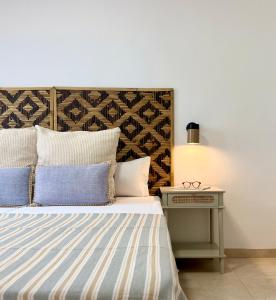 Schlafzimmer mit einem Bett und einem Beistelltisch in der Unterkunft Canaryislandshost l Coral in Puerto del Carmen