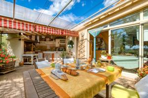 Bazén v ubytování Petite Suite Douillette - Suite nebo v jeho okolí