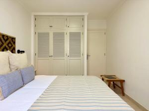 ein Schlafzimmer mit einem großen Bett und einem Schrank in der Unterkunft Canaryislandshost l Coral in Puerto del Carmen + 15 Fotos