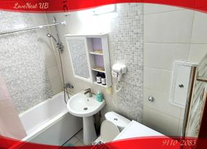 Un baño pequeño con lavabo e inodoro. en LoveNest UB, en Ulán Bator
