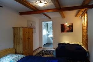 ein Schlafzimmer mit einem Bett und einer Tür zu einem Bad in der Unterkunft Vive-Là übernachten mit Charme! in Kusterdingen