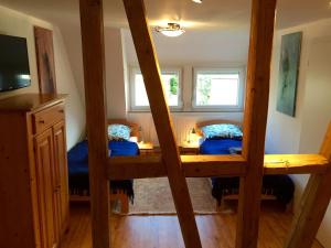 Zimmer mit 2 Etagenbetten und einem TV in der Unterkunft Vive-Là übernachten mit Charme! in Kusterdingen