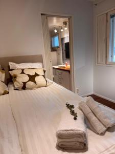 En eller flere senge i et værelse på Unique Villa Tikkuri