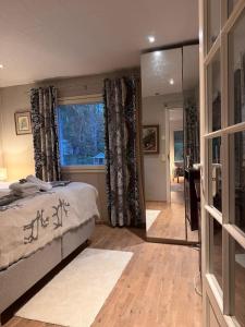 En eller flere senge i et værelse på Unique Villa Tikkuri