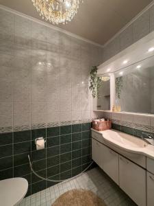 Et badeværelse på Unique Villa Tikkuri + 33 billeder