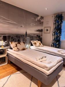 En eller flere senge i et værelse på Unique Villa Tikkuri