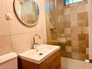 ein Badezimmer mit Waschbecken, Dusche und Spiegel in der Unterkunft De Vlier 9* in Nieuwvliet + 10 Fotos