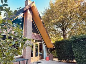 ein Haus mit einem Gamerleit-Dach darüber in der Unterkunft De Vlier 9* in Nieuwvliet