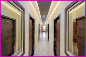 pasillo de un edificio con puertas de madera en Sea Facing Hotel The Dreamland Near Shree Jagannath Temple - Lift-Wifi-Parking and Restaurant Facilities - All Room Sea Facing With Attached Balcony -A luxuary Hotel in Puri, en Cuttack