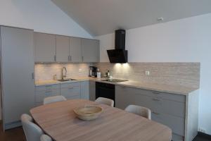 Η κουζίνα ή μικρή κουζίνα στο Hamn i Senja - Private top apartment with seaview