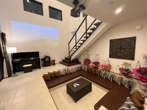 a living room with a couch and a piano at Onomichi Villa Ayah in Onomichi
