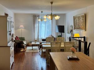un soggiorno con un tavolo e una sala da pranzo di La Marquise duplex 2 chambres avec terrasse privée by BoookingFuté a Socourt Altre 22 foto