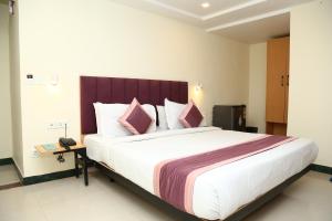 インドールにあるHotel Konark Innのベッドルーム(ピンクの枕が付く大きな白いベッド付) +36枚の写真