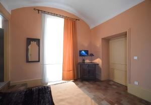 Μια τηλεόραση ή/και κέντρο ψυχαγωγίας στο Chambre d'hôte la Ronce
