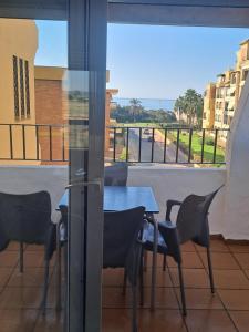 stół i krzesła na balkonie z widokiem w obiekcie Vistas al Mar w mieście Isla Canela