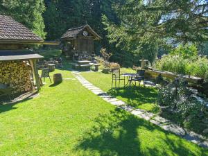 ハスリベルクにあるRauft-Perfekter Rückzugsort für besondere Feierlichkeiten 2500 m2 Grundstück mitten in der Naturのガゼボ、テーブル、椅子付きの庭園 +19枚の写真