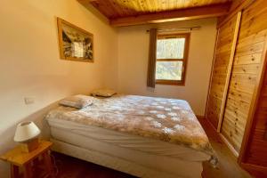 Ένα ή περισσότερα κρεβάτια σε δωμάτιο στο Chalet with spacious garden in Briançon