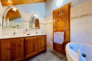 Ένα μπάνιο στο Chalet with spacious garden in Briançon +11 φωτογραφίες