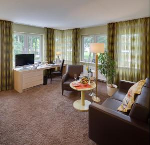 巴特茨維申安的住宿－米爾漢森之家酒店，带沙发和书桌的客厅