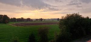 Matahari terbit atau terbenam yang dilihat dari apartmen atau berdekatan +6 gambar