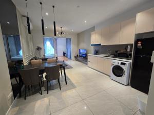 Una cocina y un comedor con una mesa y un comedor. en Quill Residence KL Suites, en Kuala Lumpur