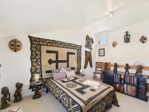 a bedroom with a bed and a book shelf at 800 m de la plage - Maison pour 6 avec jardin in La Faute-sur-Mer