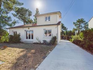 a white house with a sidewalk in front of it at 800 m de la plage - Maison pour 6 avec jardin in La Faute-sur-Mer