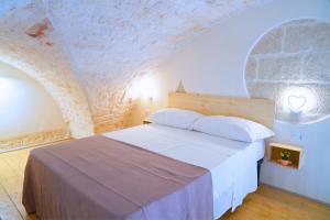 Postel nebo postele na pokoji v ubytování Il Nido in Pietra - Il Tuo RIFUGIO ad OSTUNI + 41 fotografií