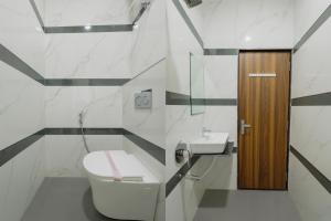 Ένα μπάνιο στο Home Escape Nova 1BHK With Balcony Mahalaxmi Nagar +6 φωτογραφίες