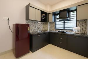 Η κουζίνα ή μικρή κουζίνα στο Home Escape Nova 1BHK With Balcony Mahalaxmi Nagar