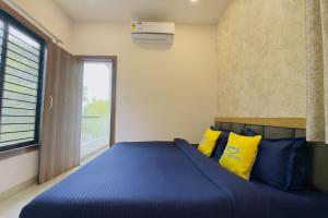 Ένα ή περισσότερα κρεβάτια σε δωμάτιο στο Home Escape Nova 1BHK With Balcony Mahalaxmi Nagar