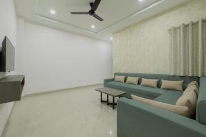 Χώρος καθιστικού στο Home Escape Nova 1BHK With Balcony Mahalaxmi Nagar