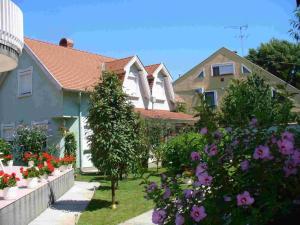 A garden outside Caty Vendégház